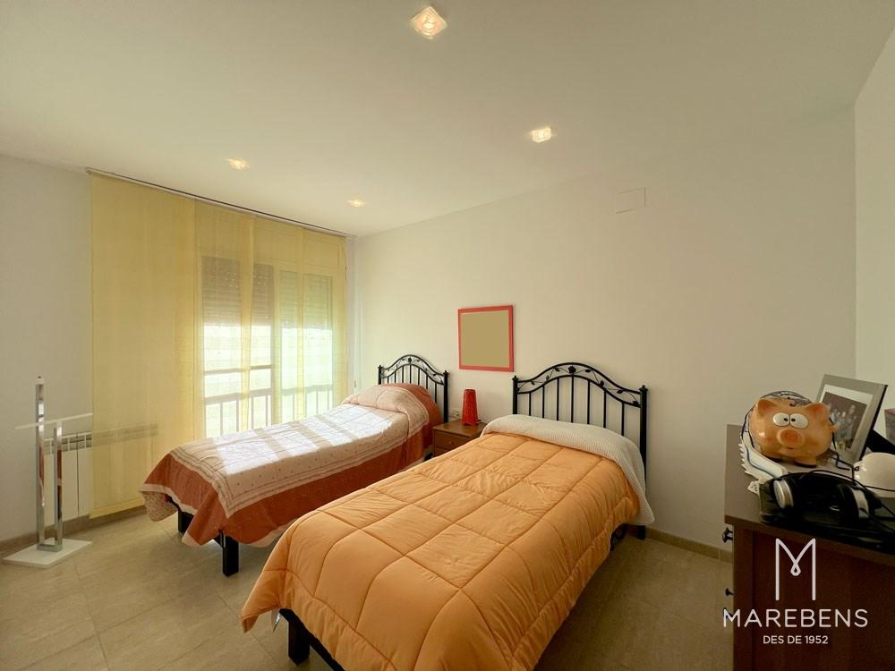 Casa en venta en la Calle Josep Castellet - 12/23