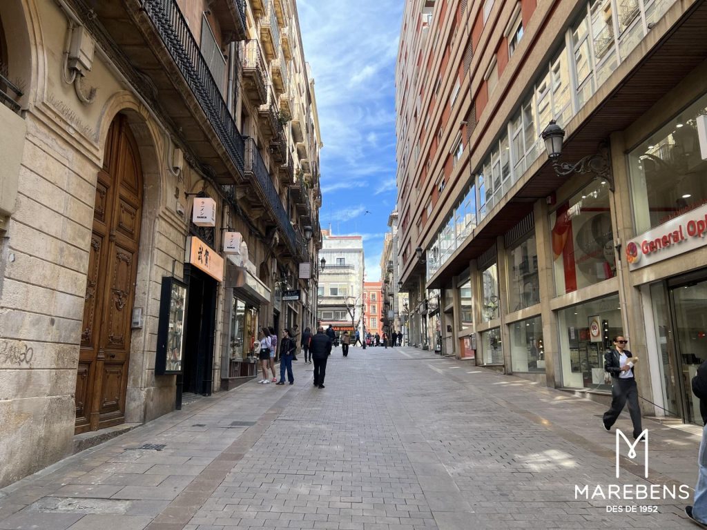 Local en venta para inversión en la Calle Comte de Rius - 4/5