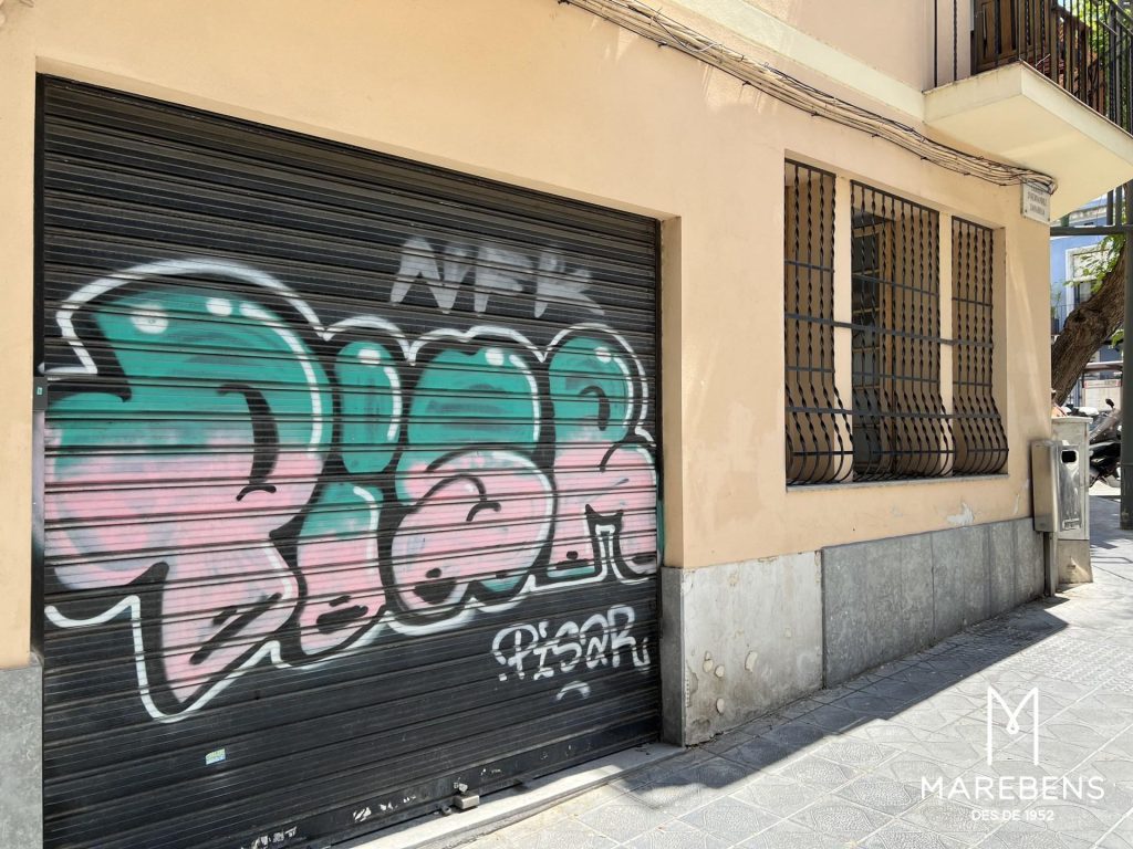 Local en alquiler en la Avenida Reina María Cristina - 1/8